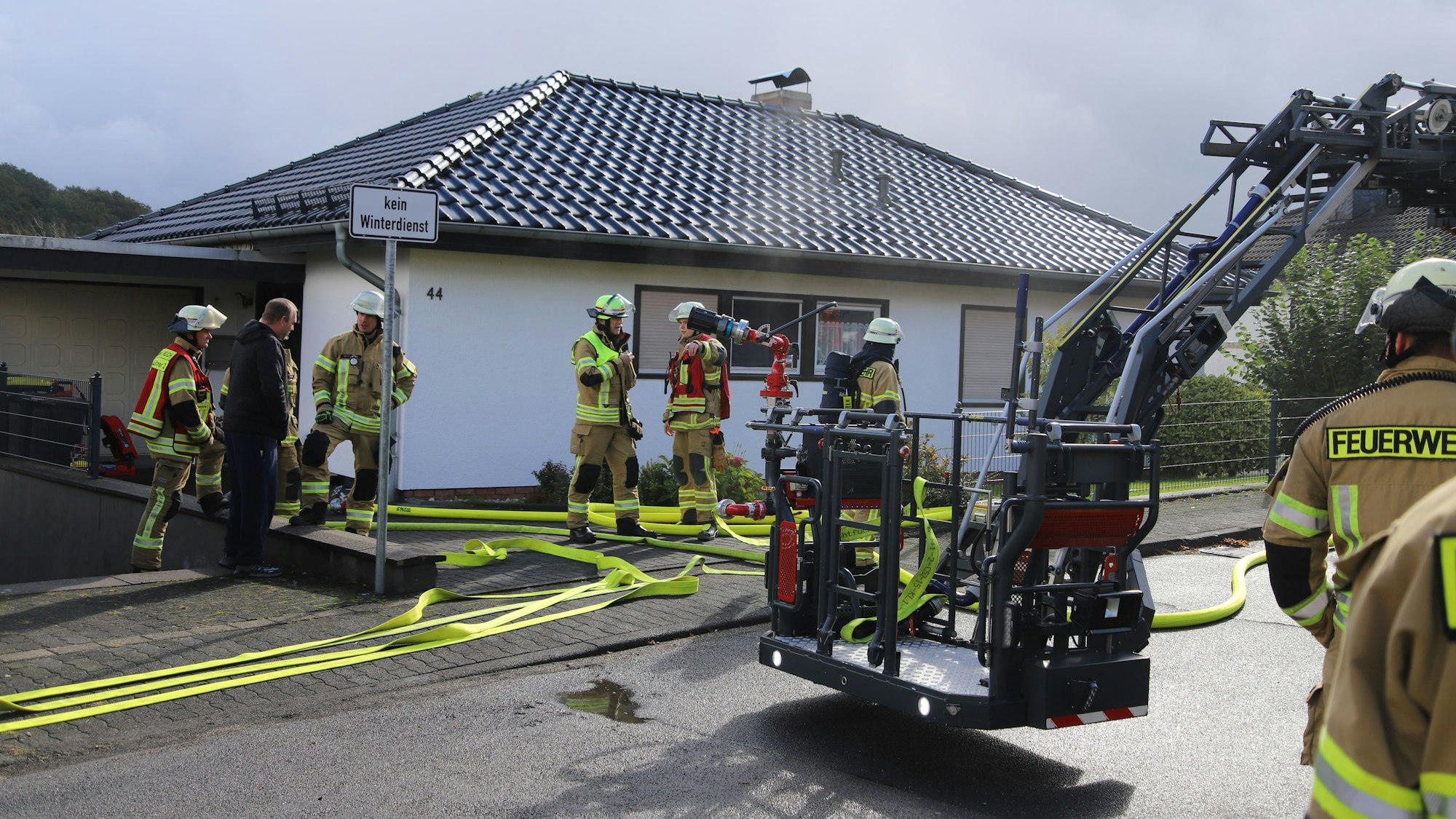 In einem Einfamilienhaus an der Straße Klosterberg hat es aus einem Loch im Kamin heraus gebrannt, das Feuer begann, sich im Spitzboden auszubreiten. Die Freiwillige Feuerwehr konnte schnell löschen.