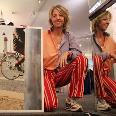 Sarah Münker spiegelt in der Cologne Couture (Dürener Straße 142) Pariser Momente wider.