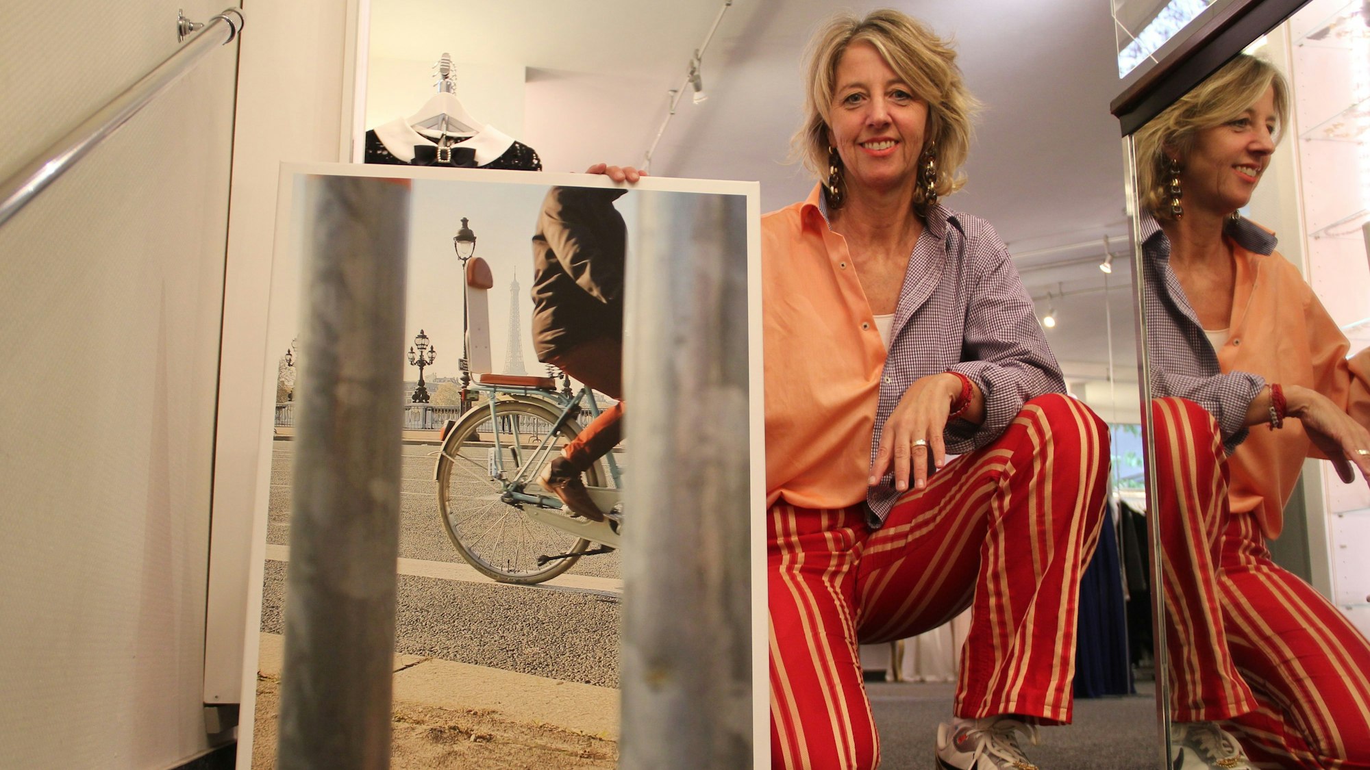 Sarah Münker spiegelt in der Cologne Couture (Dürener Straße 142) Pariser Momente wider.