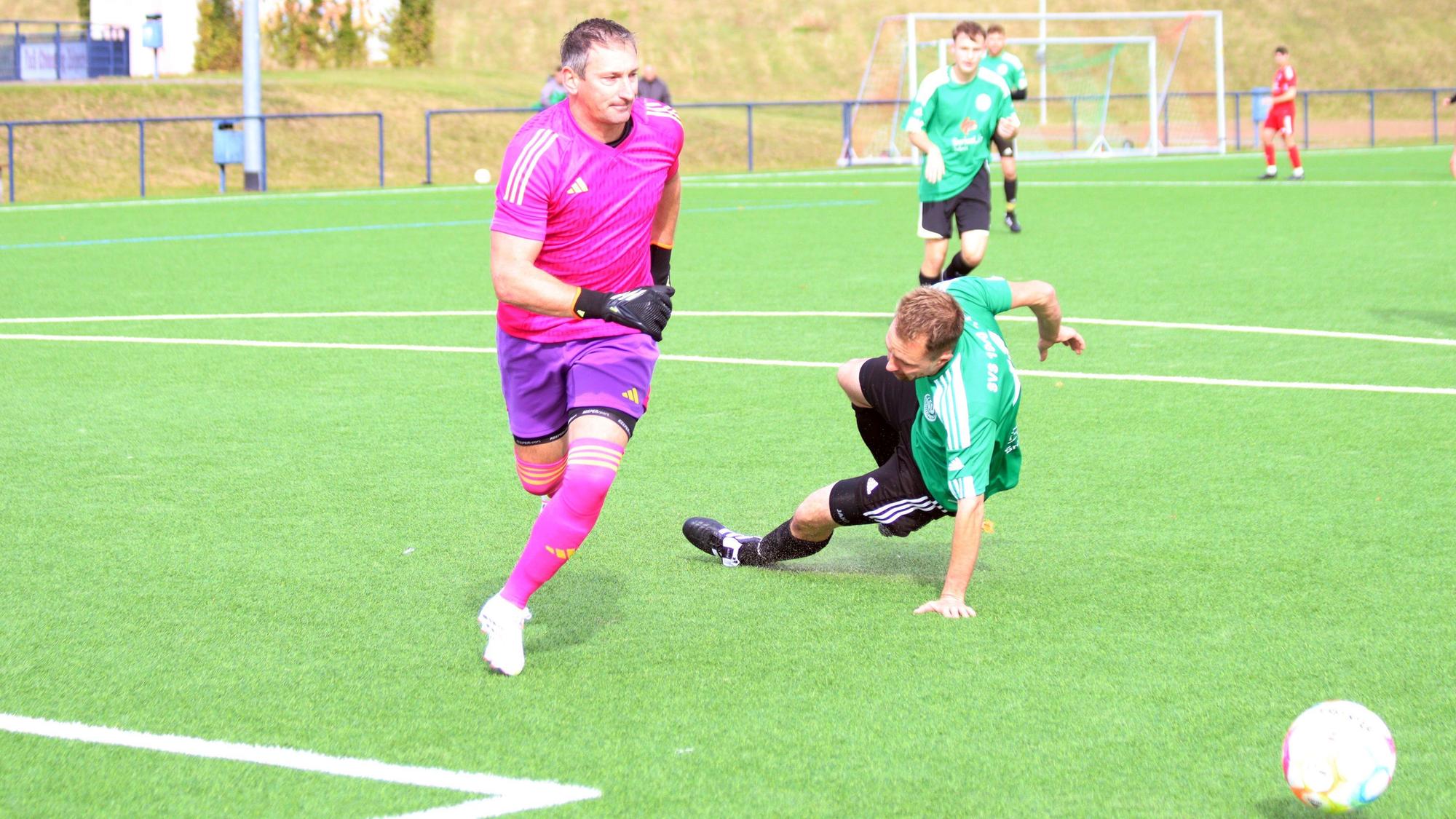 Der Zülpicher Torwart trug ein pinkes Trikot und pinke Stutzen sowie eine violette Hose, dazu weiße Schuhe.