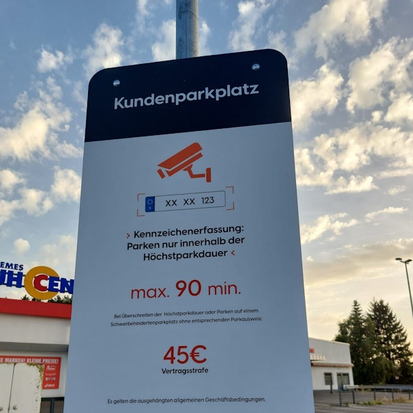 Das Schild weist darauf hin, dass eine Videokamera die Kennzeichen elektronisch erfasst und bei Überschreiten der Höchstparkdauer eine Vertragsstrafe von 45 Euro droht.