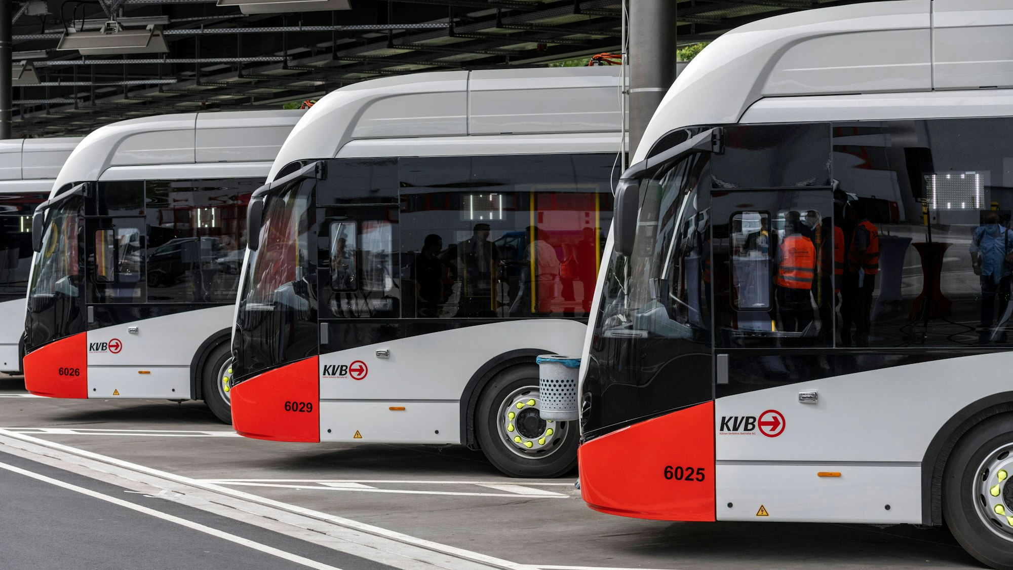 Die neuen Elektrobusse der Kölner Verkehrsbetriebe. NRW-Verkehrsminister Hendrik Wüst und die Bundesumweltministerin Svenja Schulze besuchten die Kölner Verkehrsbetriebe KVB, um sich über das Projekt Smart City KVB und weitere Aktivitäten des Unternehmens zu E-Mobilität im Kölner öffentlichen Personennahverkehr zu informieren. Wüst nahm zudem symbolisch die neue Ladeinfrastruktur für Elektrobusse in Betrieb.