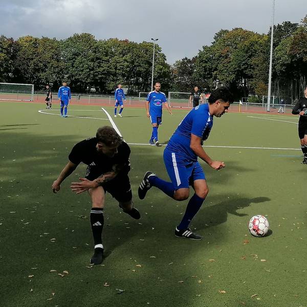Die SpVg Arminia 09 Köln (in blauen Trikots) ist Tabellenschlusslicht der Kreisliga D3. Aus zehn Spielen gab es erst einen Punkt, aber bereits 79 Gegentore.
