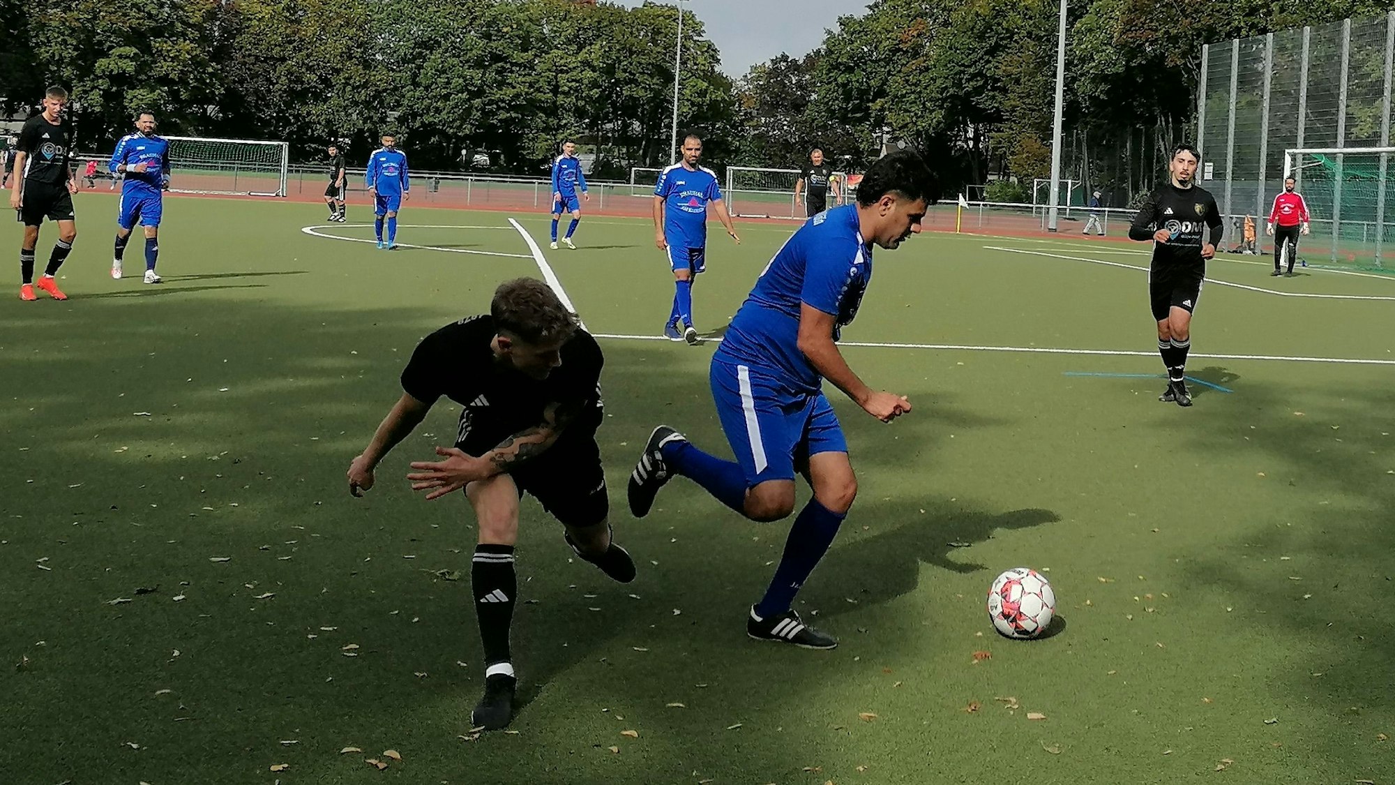 Die SpVg Arminia 09 Köln (in blauen Trikots) ist Tabellenschlusslicht der Kreisliga D3. Aus zehn Spielen gab es erst einen Punkt, aber bereits 79 Gegentore.
