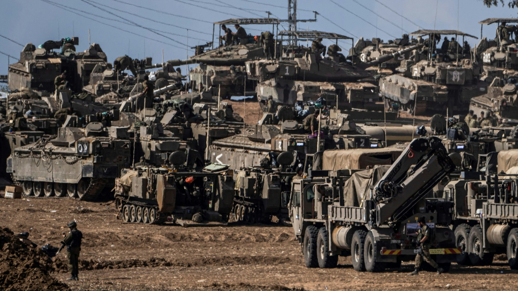 Militärische Fahrzeuge und Soldaten