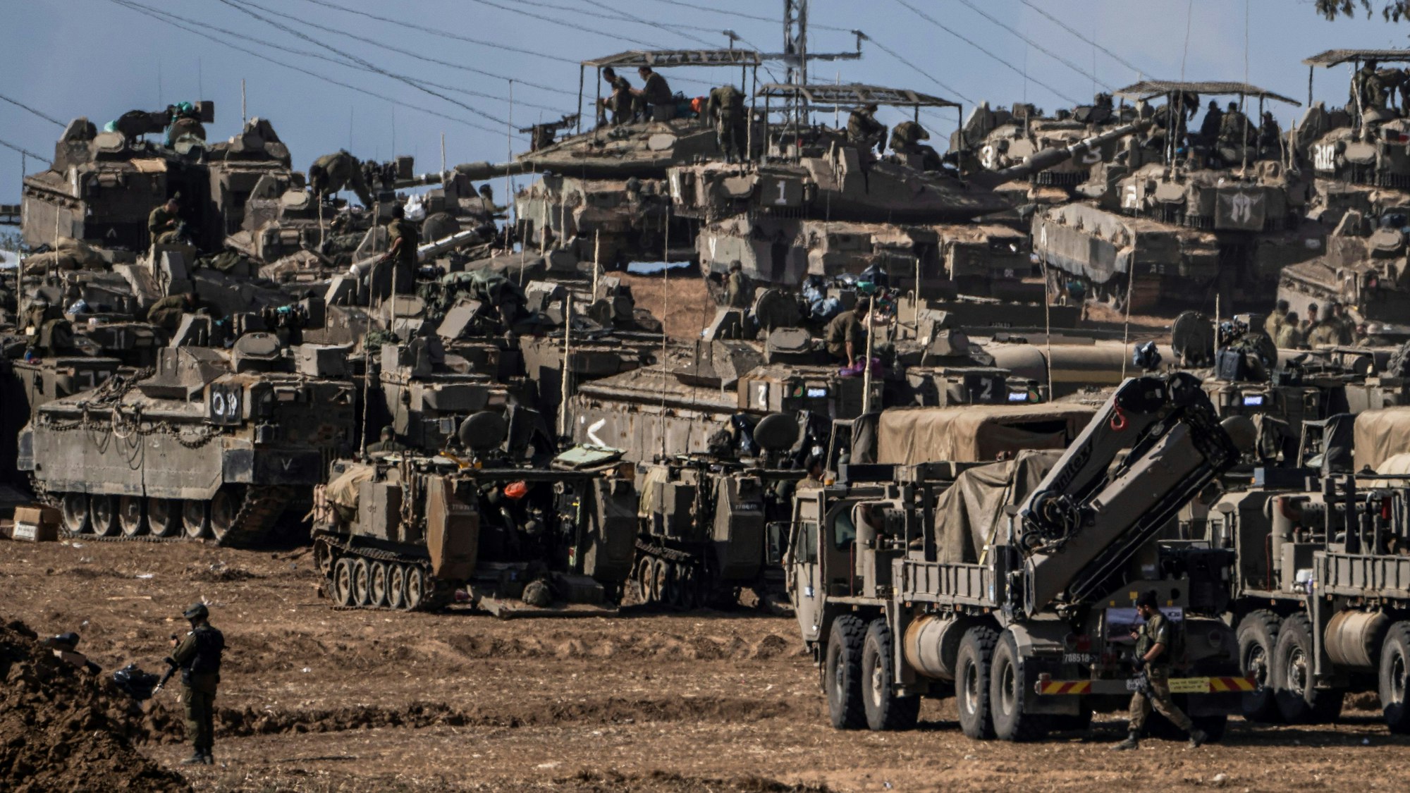 Militärische Fahrzeuge und Soldaten