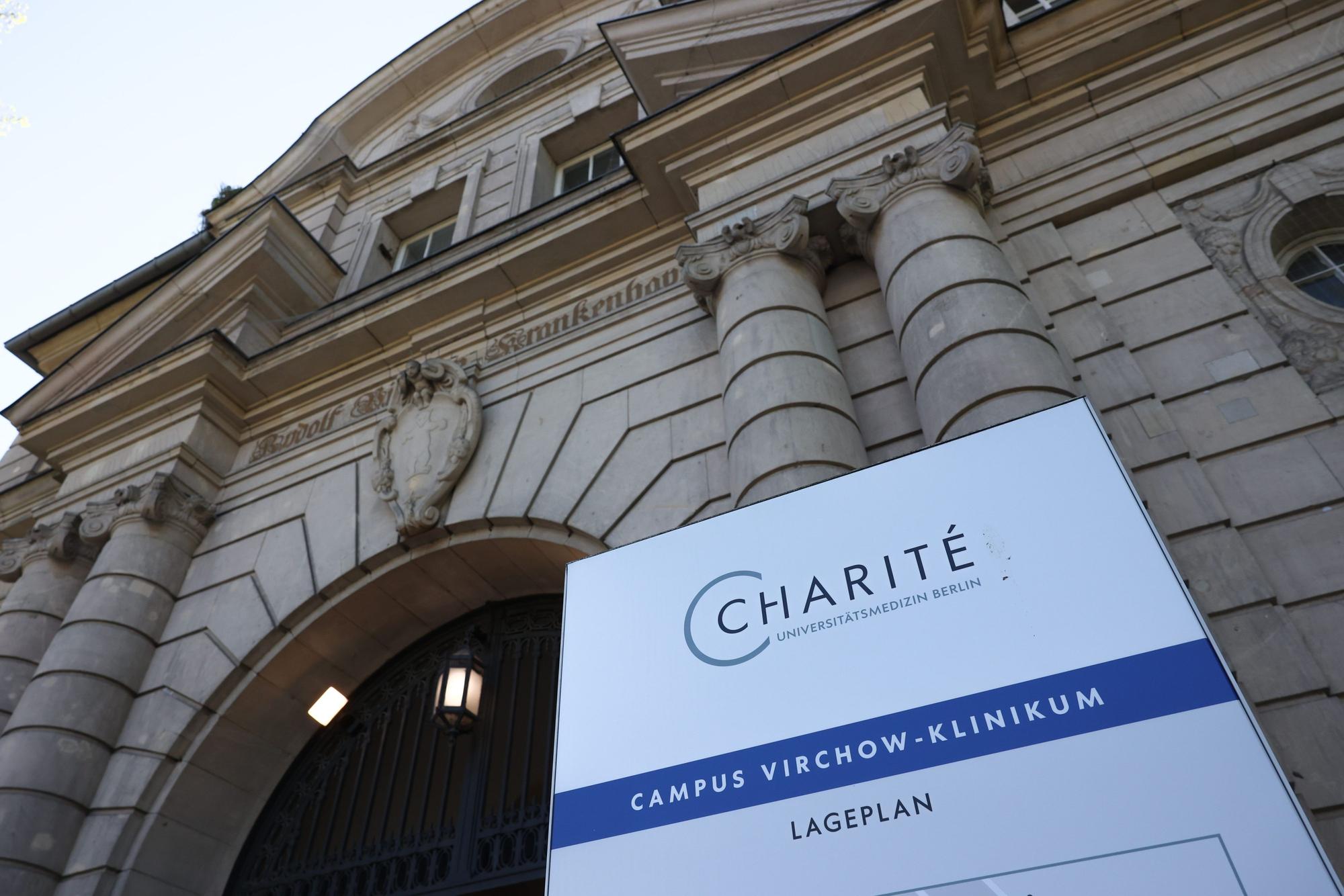 Blick auf den Eingang zum Charité Campus Virchow-Klinikum am Augustenburger Platz. Gut fünf Monate nach seiner Verhaftung kommt ein Charité-Herzmediziner wegen Totschlags vor Gericht. Der 56-Jährige soll in den Jahren 2021 und 2022 einen Patienten und eine Patientin (beide 73) mit überdosierten Medikamenten getötet haben.