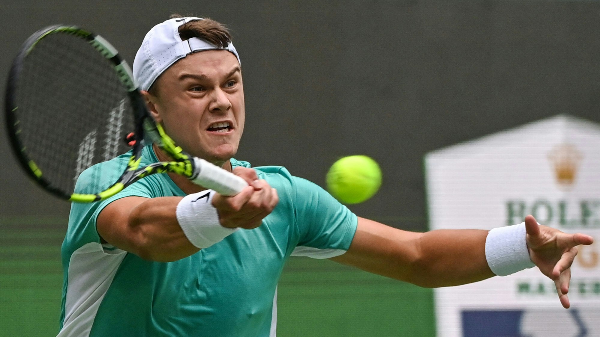 Holger Rune schlägt eine Vorhand.