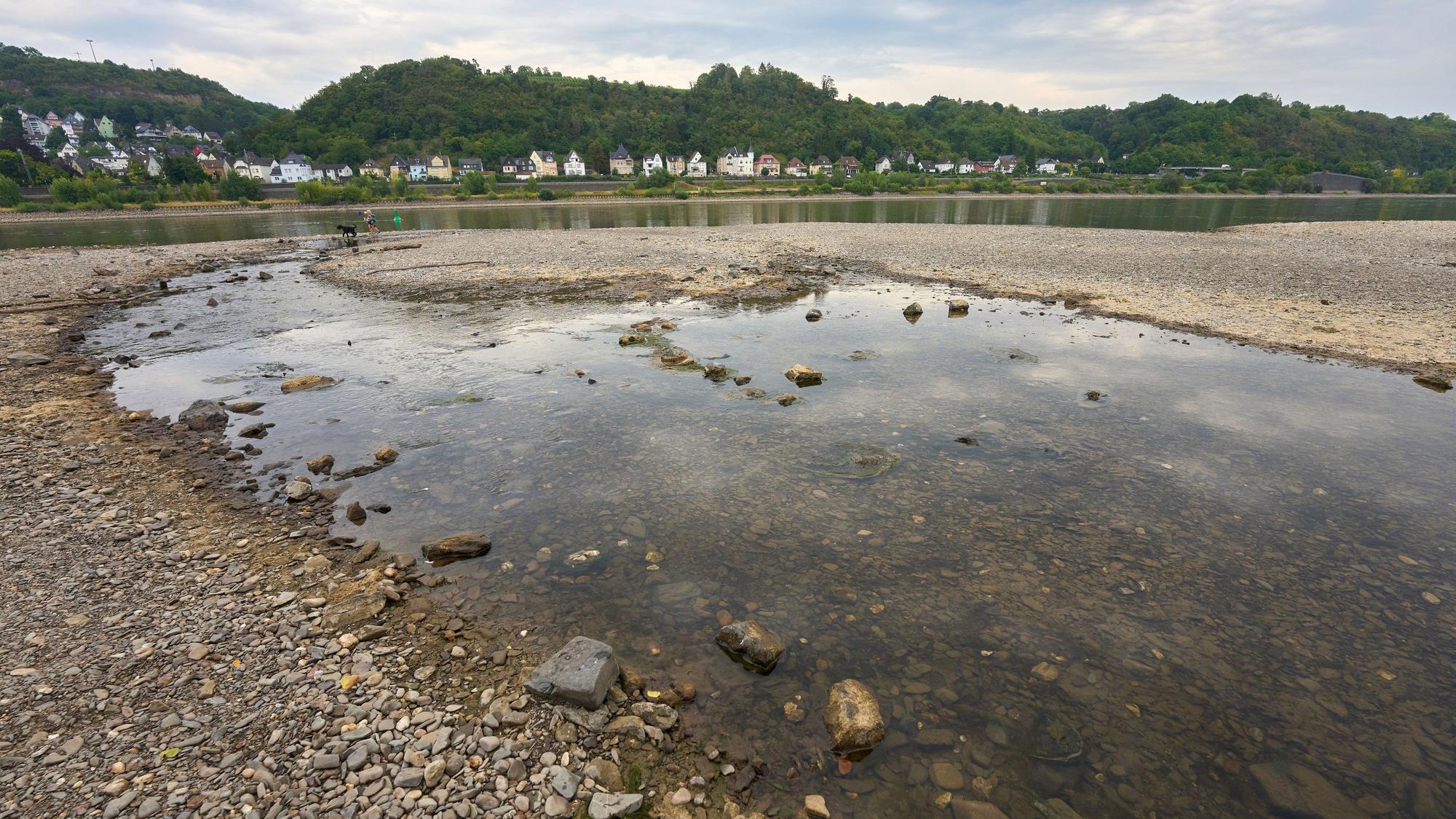 20.07.2022, Rheinland-Pfalz, Sinzig: Die Ahr ist etwas mehr als ein Jahr nach der verheerenden Flutkatastrophe zur Zeit an ihrer Mündung in den Rhein nur ein Rinnsal. Durch die anhaltenden Trockenheit des Hochsommers fällt der Wasserspiegel immer weiter. Foto: Thomas Frey/dpa +++ dpa-Bildfunk +++