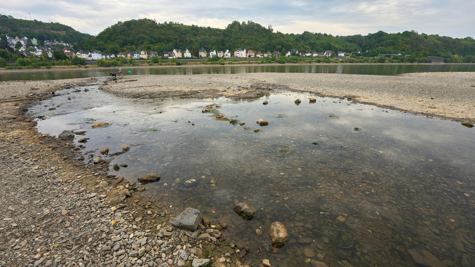 20.07.2022, Rheinland-Pfalz, Sinzig: Die Ahr ist etwas mehr als ein Jahr nach der verheerenden Flutkatastrophe zur Zeit an ihrer Mündung in den Rhein nur ein Rinnsal. Durch die anhaltenden Trockenheit des Hochsommers fällt der Wasserspiegel immer weiter. Foto: Thomas Frey/dpa +++ dpa-Bildfunk +++