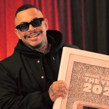 Der Berliner Rapper Luciano mit dem Preis für das erfolgreichste Musikvideos 2022 in Deutschland.