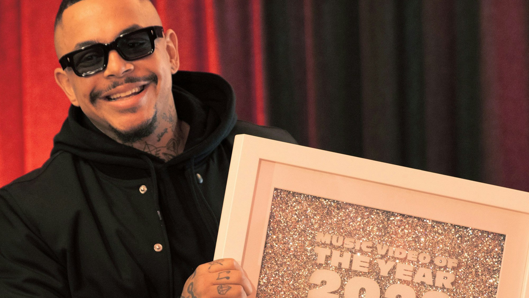 Der Berliner Rapper Luciano mit dem Preis für das erfolgreichste Musikvideos 2022 in Deutschland.