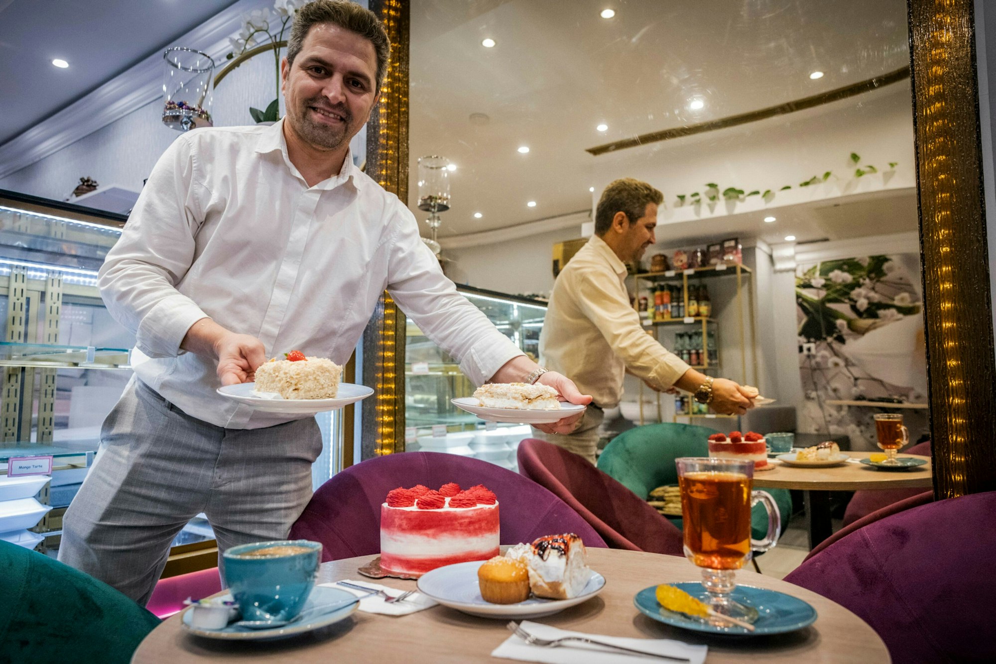 Nicht ganz so süße Torten und Kandis mit Safran bei Reza Reza Babaei.