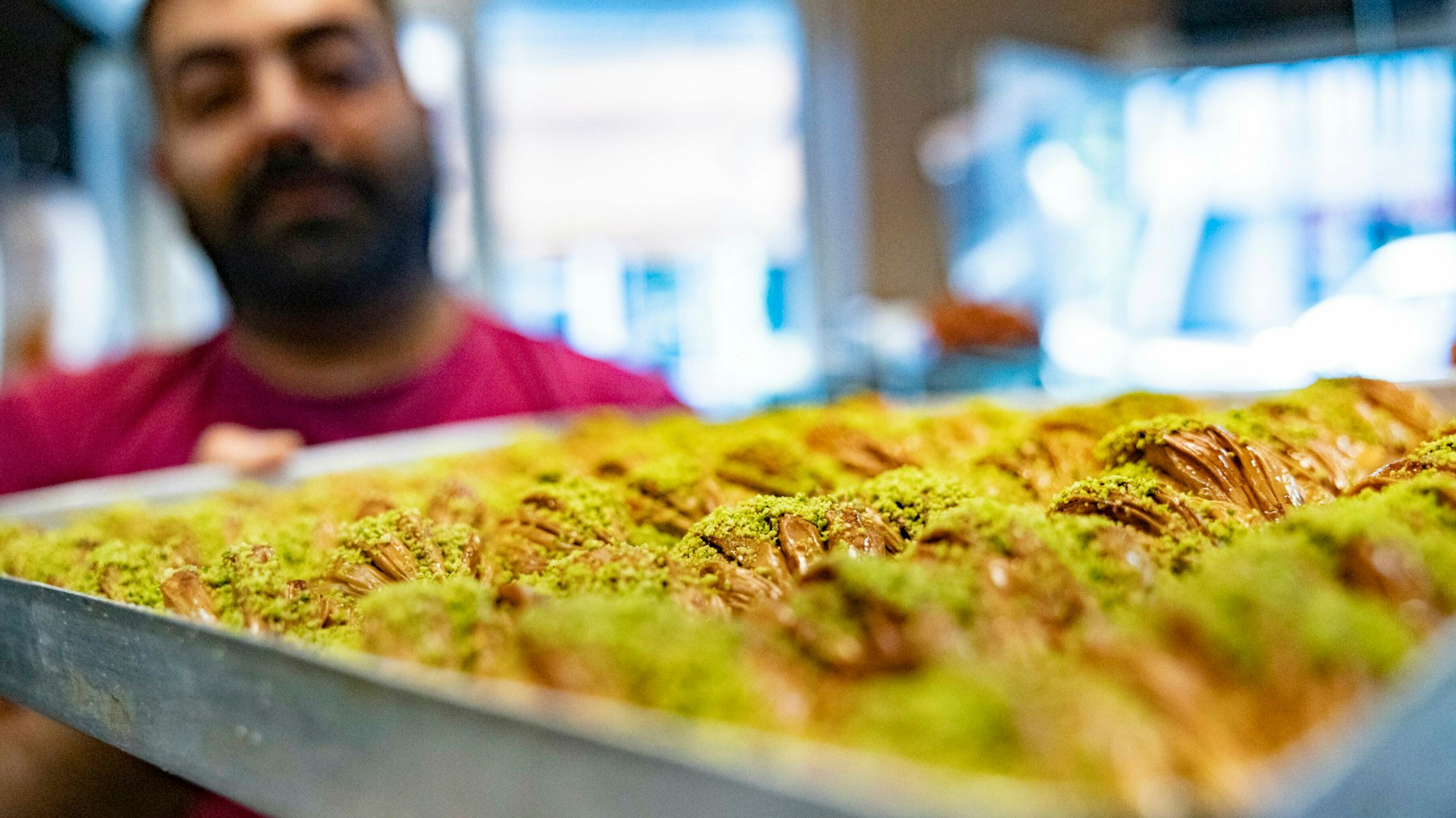 Mustafa Akbulut in der Bäckerei Hazar in der Kölnstraße.
