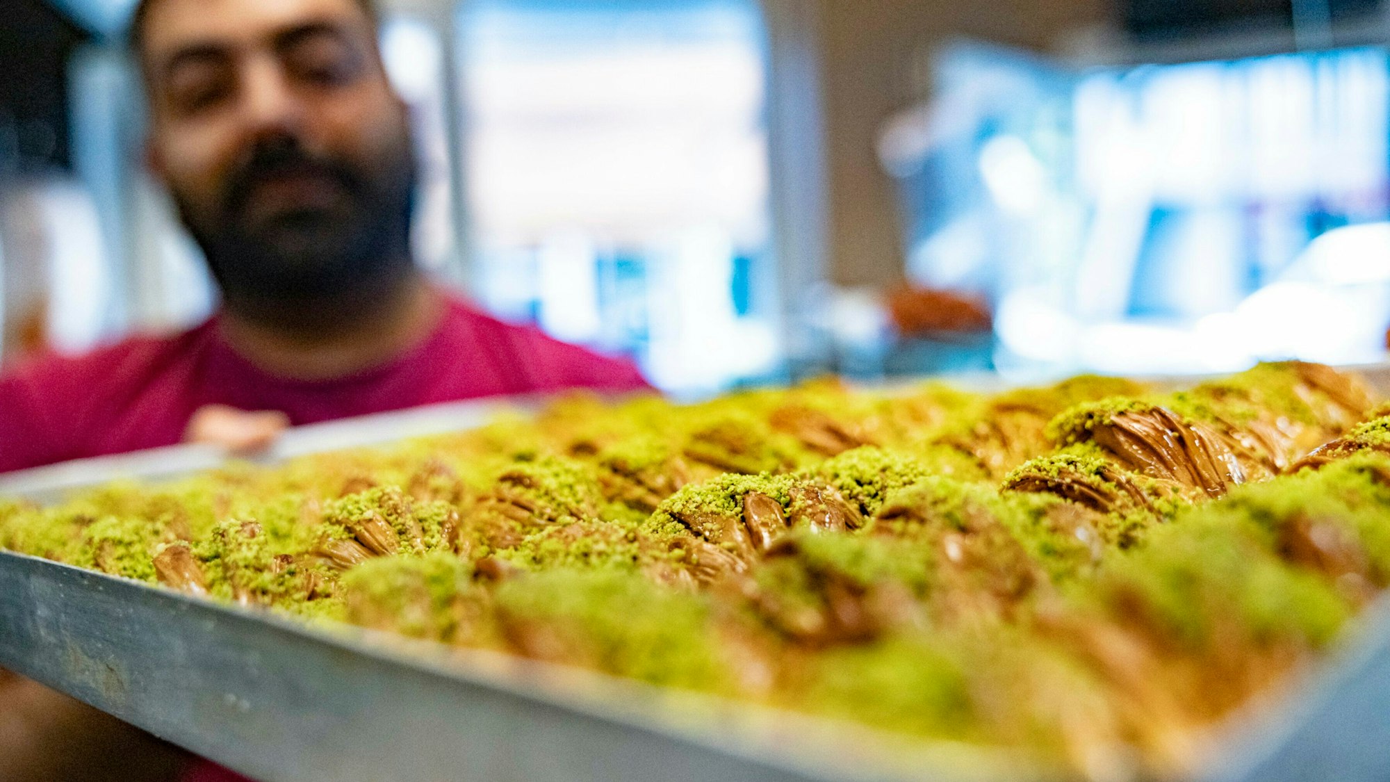 Mustafa Akbulut in der Bäckerei Hazar in der Kölnstraße.