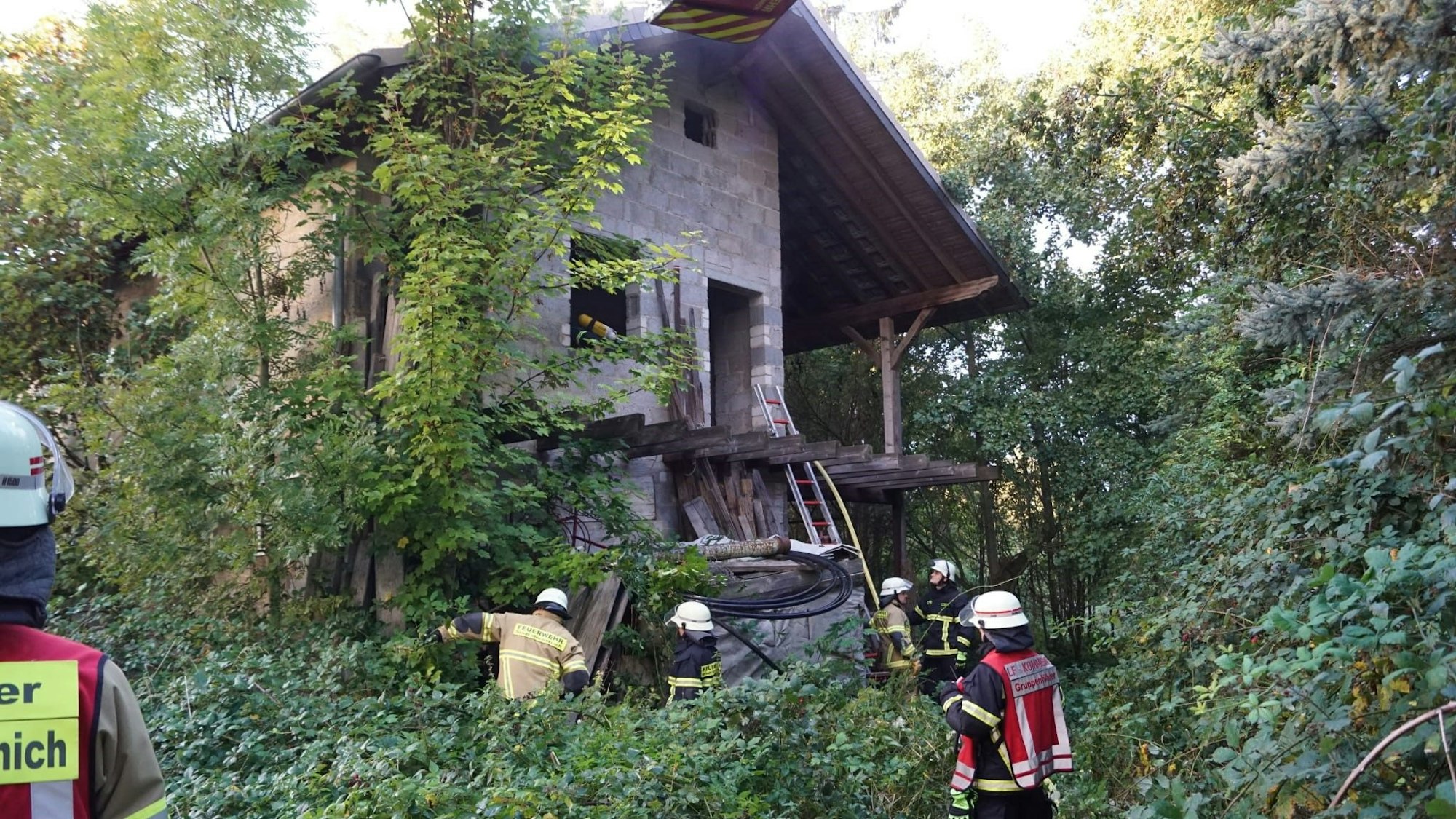 In Schaven hat am Sonntagabend ein Rohbau gebrannt. Dort war Stroh in Flammen geraten. Feuerwehrleute sind um den Rohbau herum im Einsatz.