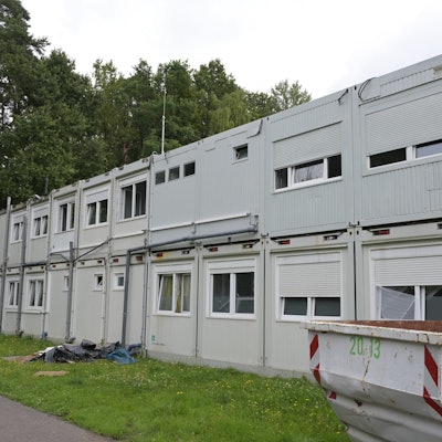 Umgeben von Grün, stehen Wohncontainer aufgereiht am Rande von Lückerath.