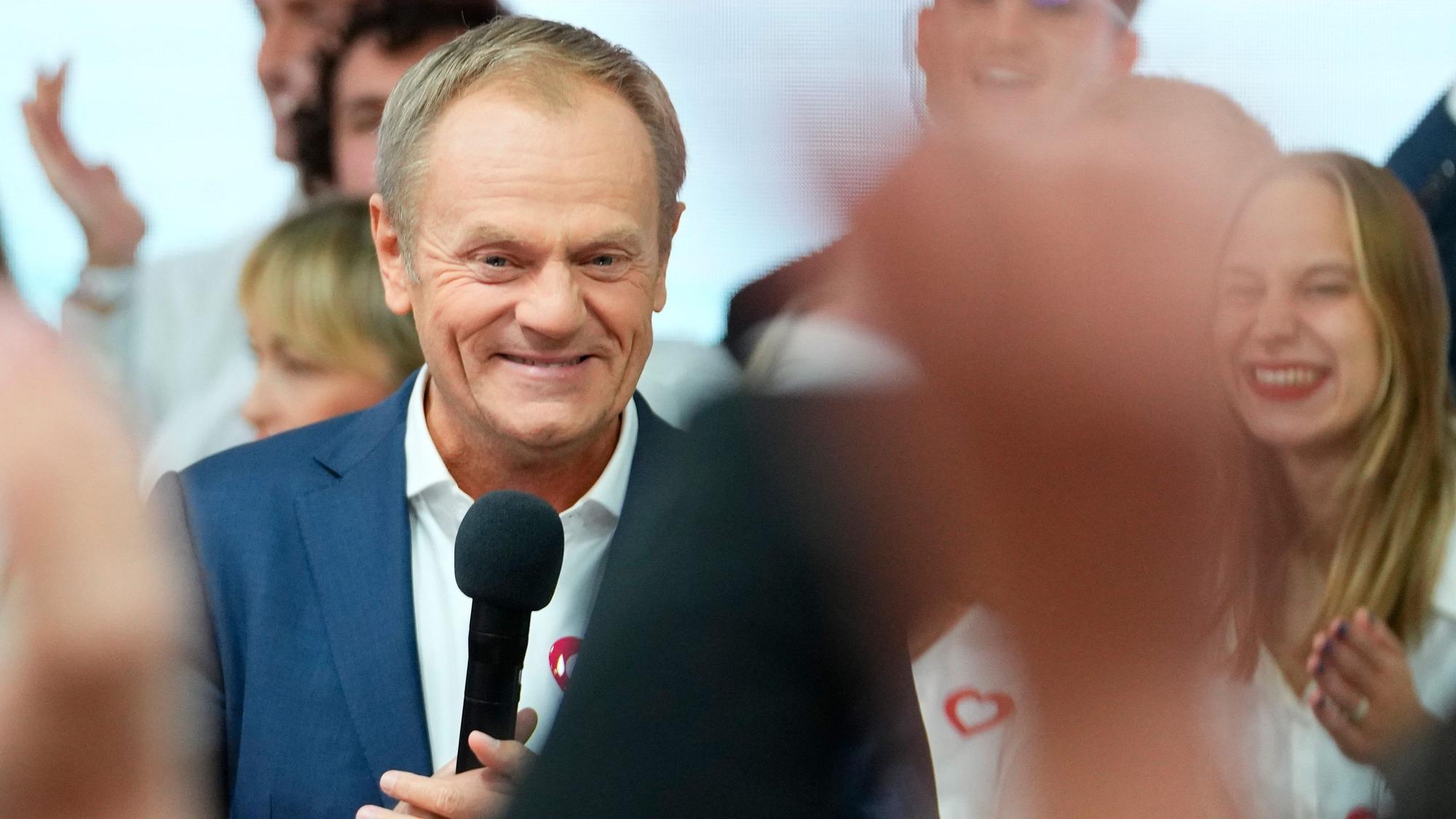 Donald Tusk (M), ehemaliger polnischer Ministerpräsident und Oppositionsführer, spricht zu Anhängern in der Parteizentrale seiner Partei.