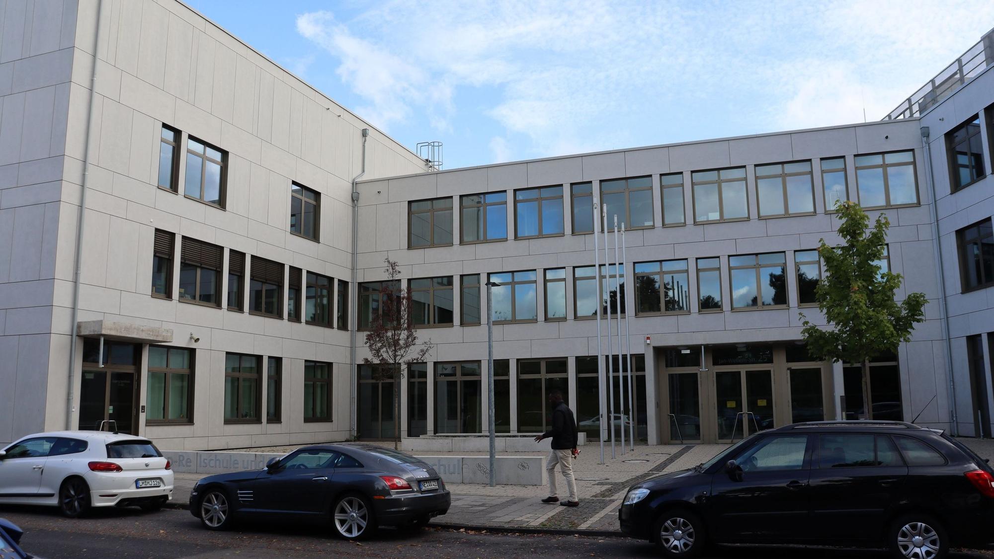 Der Neubau an der Jan-Wellem-Straße wird von beiden Schulen gemeinsam genutzt. Foto: Uwe Schäfer