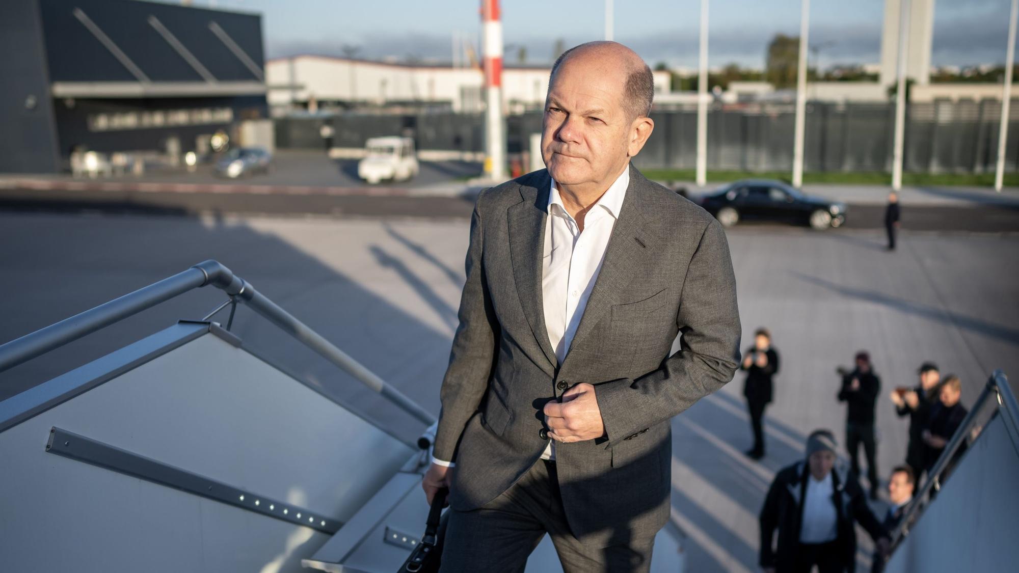 Bundeskanzler Olaf Scholz (SPD) steigt in ein Flugzeug der Flugbereitschaft.