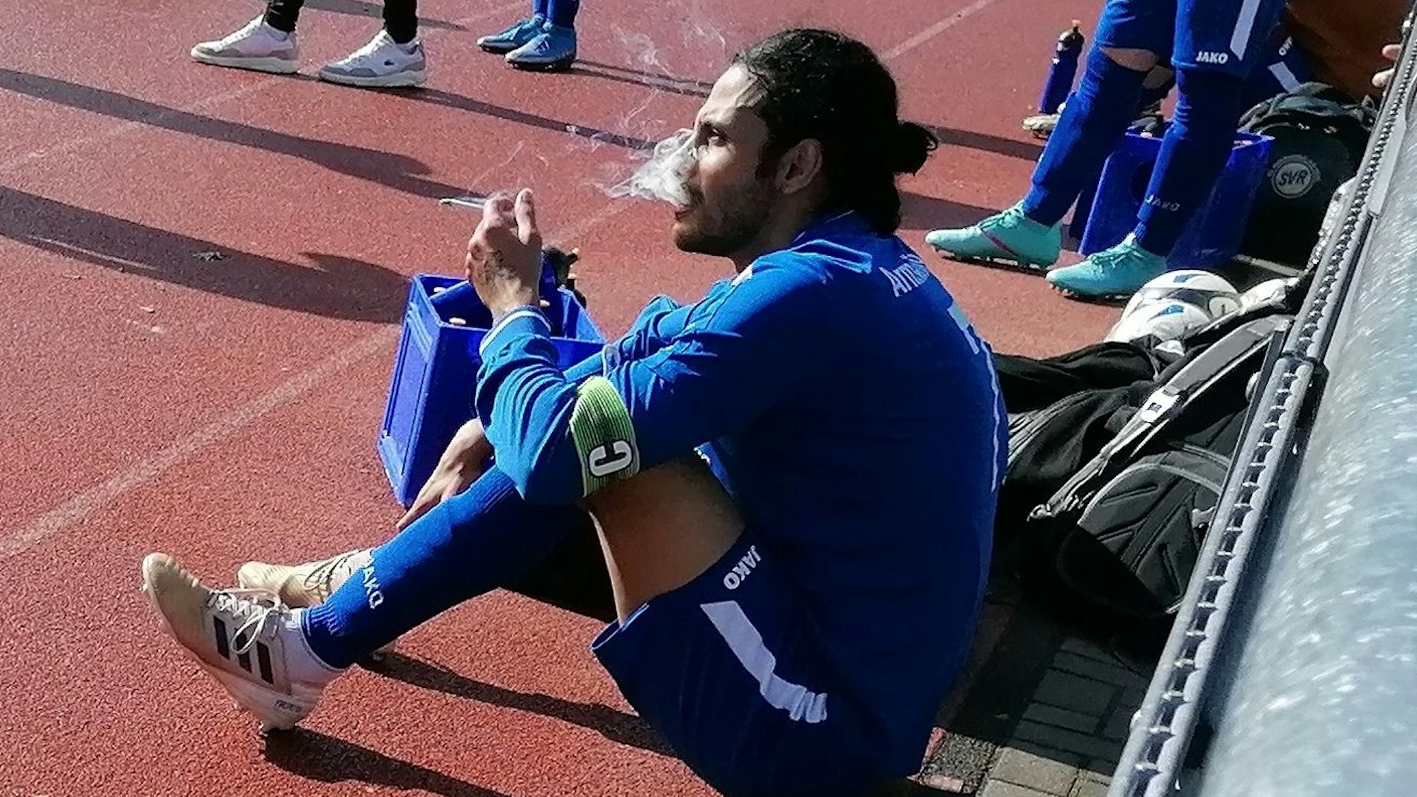 Arminia-Kapitän Keyvan Baei gönnt sich eine Halbzeit-Zigarette.