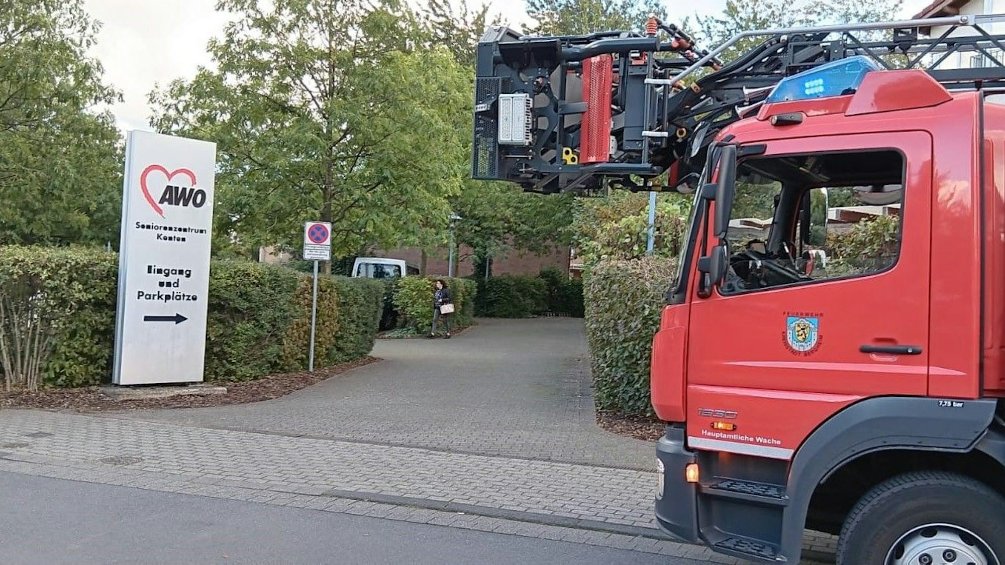 Die Feuerwehr bei dem Einsatz im Seniorenzentrum in Bergheim.