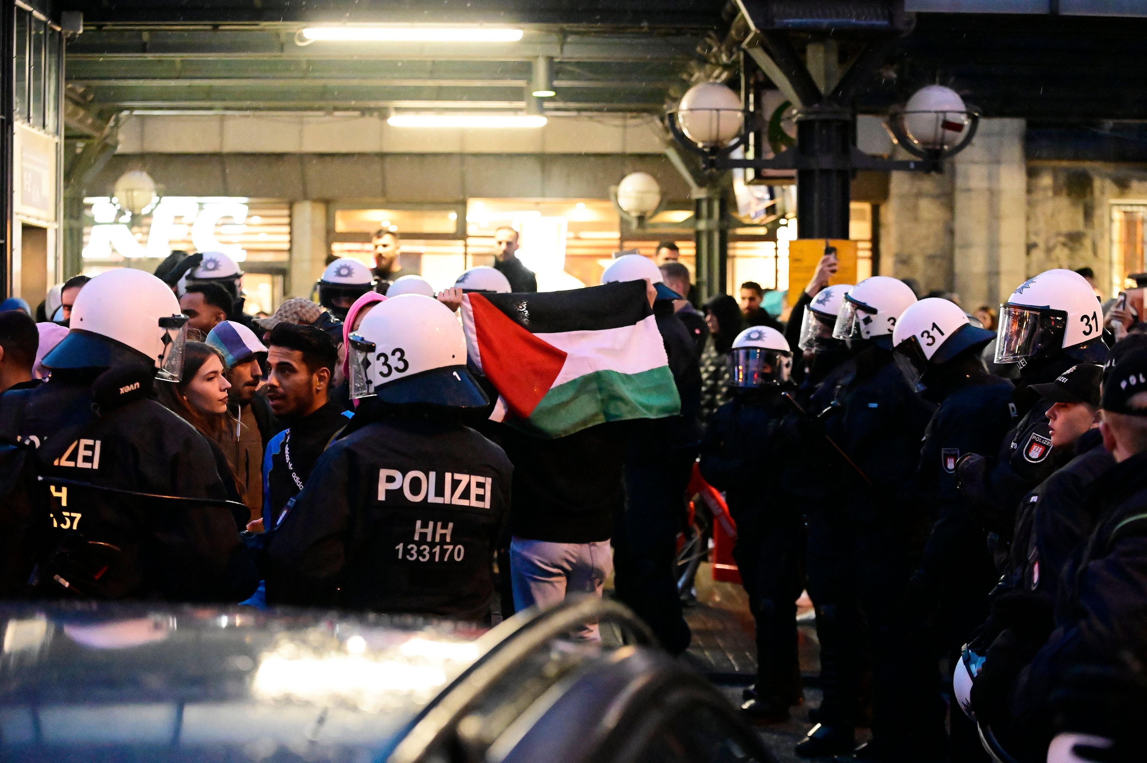 Teilnehmer einer pro-palästinensischen Kundgebung vor dem Hauptbahnhof tragen palästinensische Flaggen. Trotz Verbots der Veranstaltung versammelte sich eine Gruppe von Demonstranten, die Polizei reagierte mit Festnahmen. Nach dem Terrorangriff der Hamas auf Israel kam es deutschlandweit zu zahlreichen Reaktionen.