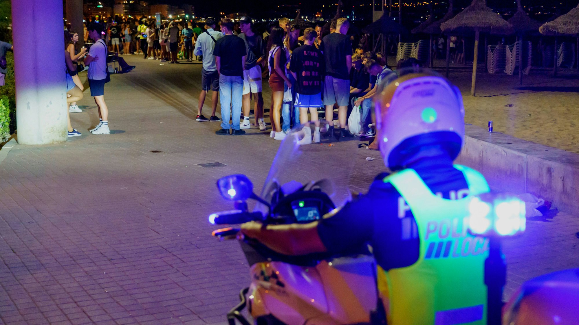 Ein Motorradpolizist an der Palma de Mallorca. Zwei deutsche Touristen stehen unter dem Verdacht, eine Frau vergewaltigt zu haben. (Symbolbild)