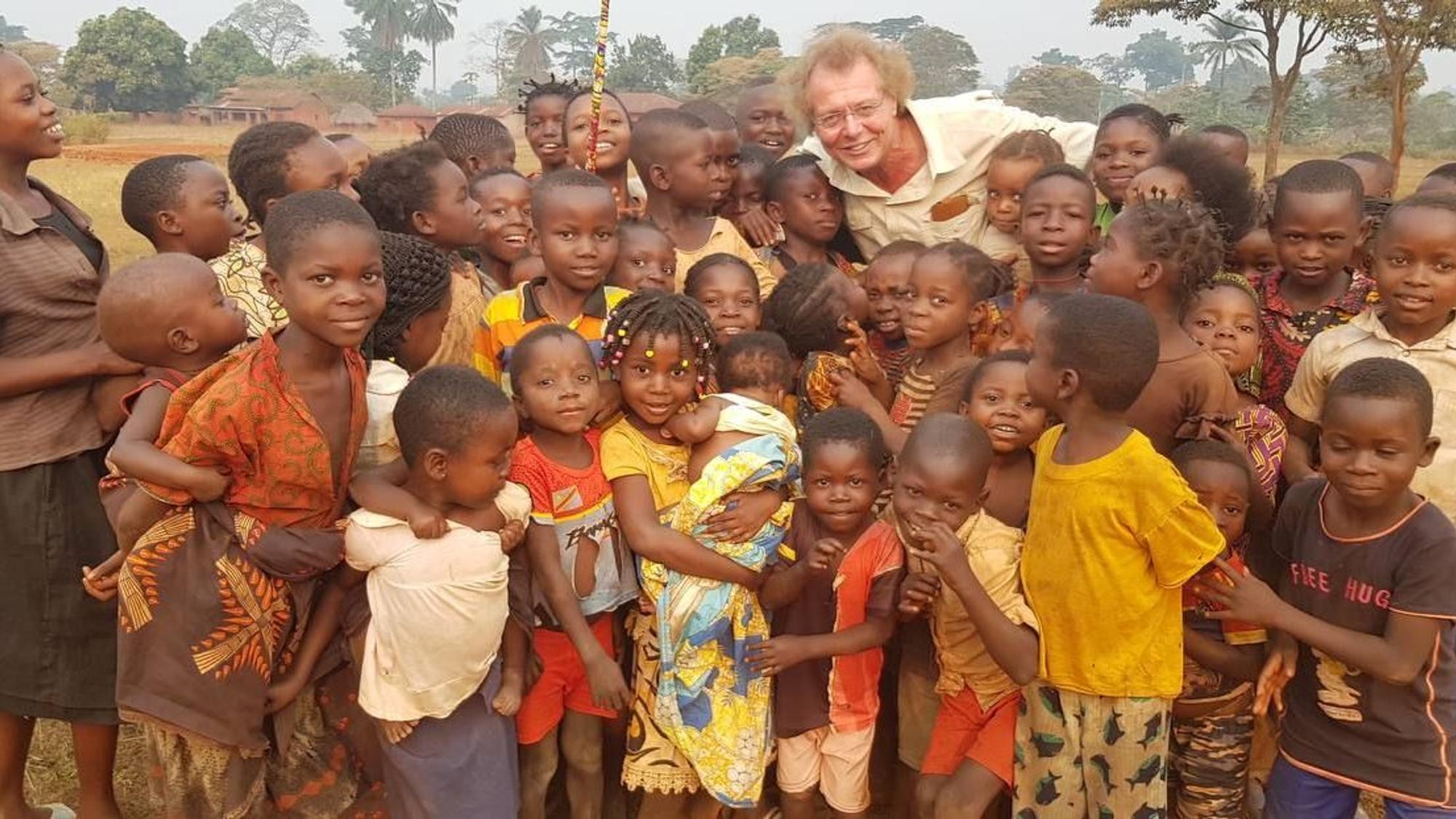 Drei Dutzend Kinder drängen sich in einem kongolesischen Dorf um Manfred Janz aus Hennef.