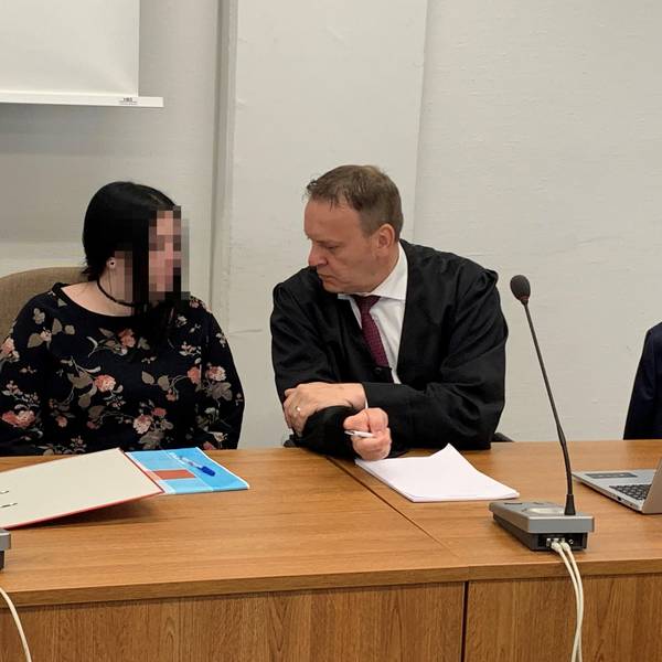 Das Bild zeigte die Angeklagte mit einem Anwalt im Gericht.