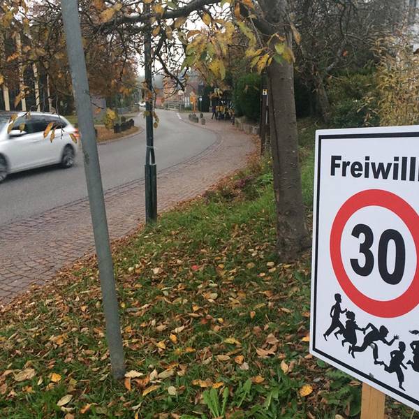 Ein „Freiwillig-Tempo-30“-Schild steht an einer Straße in der Gemeinde Gaienhofen im Kreis Konstanz.