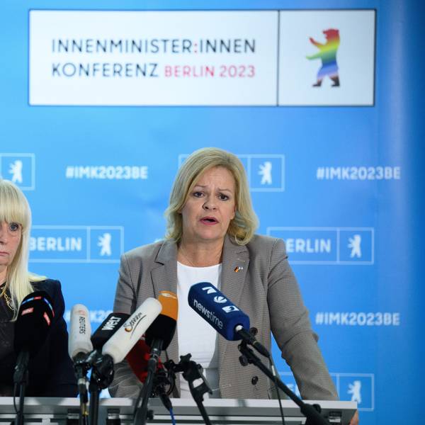 Nancy Faeser (r, SPD), Bundesministerin für Inneres und Heimat, und Iris Spranger (SPD), Berliner Senatorin für Inneres und Sport, äußern sich bei einer Pressekonferenz nach der Sondersitzung der Innenministerkonferenz zur Sicherheit jüdischer Einrichtungen in der Berliner Senatsverwaltung für Inneres.