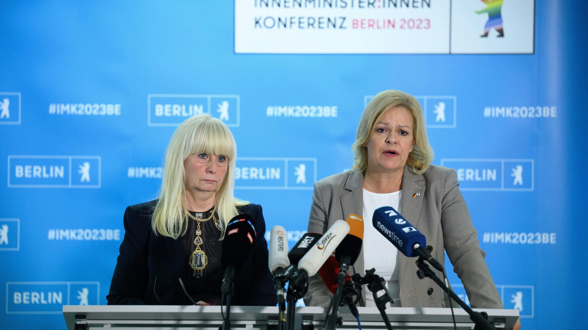 Nancy Faeser (r, SPD), Bundesministerin für Inneres und Heimat, und Iris Spranger (SPD), Berliner Senatorin für Inneres und Sport, äußern sich bei einer Pressekonferenz nach der Sondersitzung der Innenministerkonferenz zur Sicherheit jüdischer Einrichtungen in der Berliner Senatsverwaltung für Inneres.