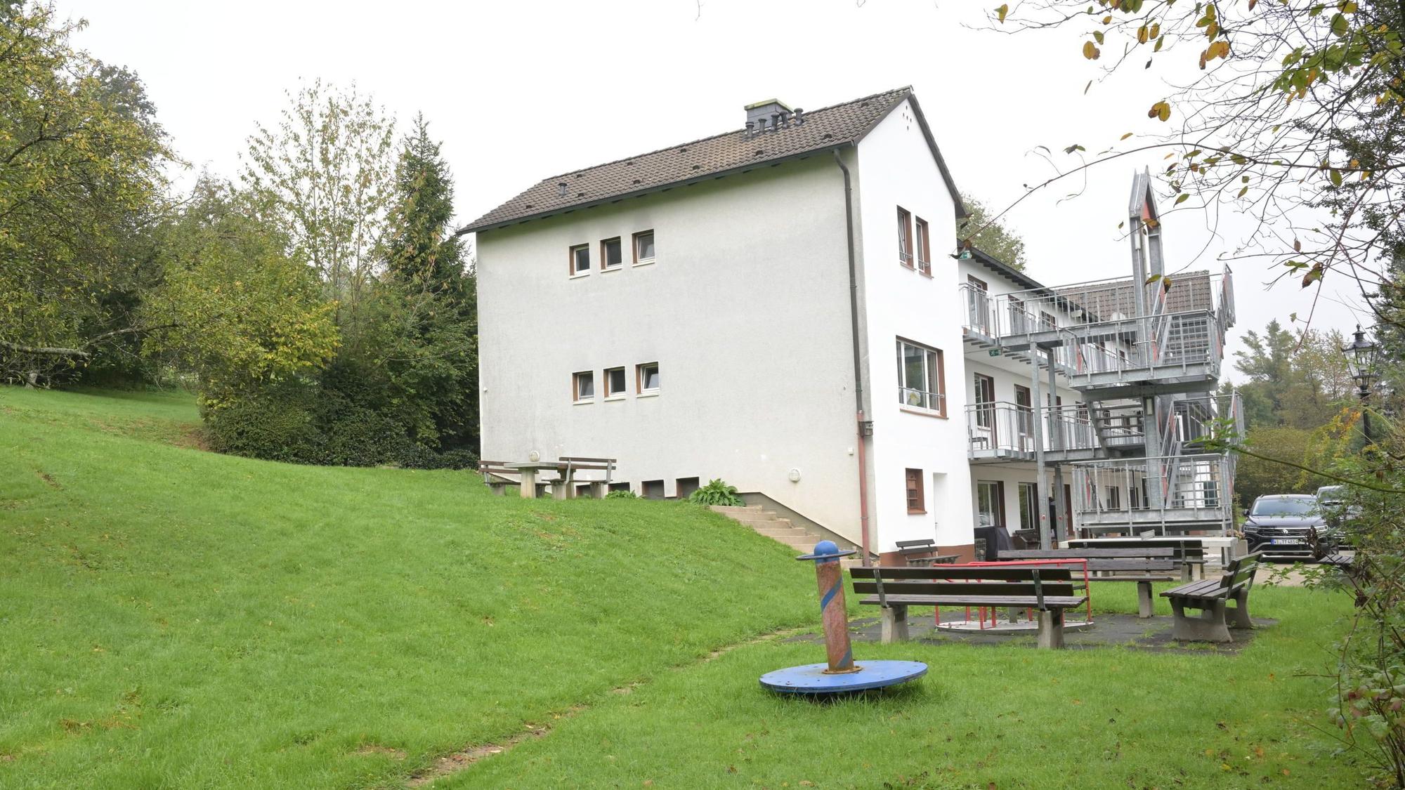 Vor und neben einem Tagungshaus ist viel Grün zu sehen.