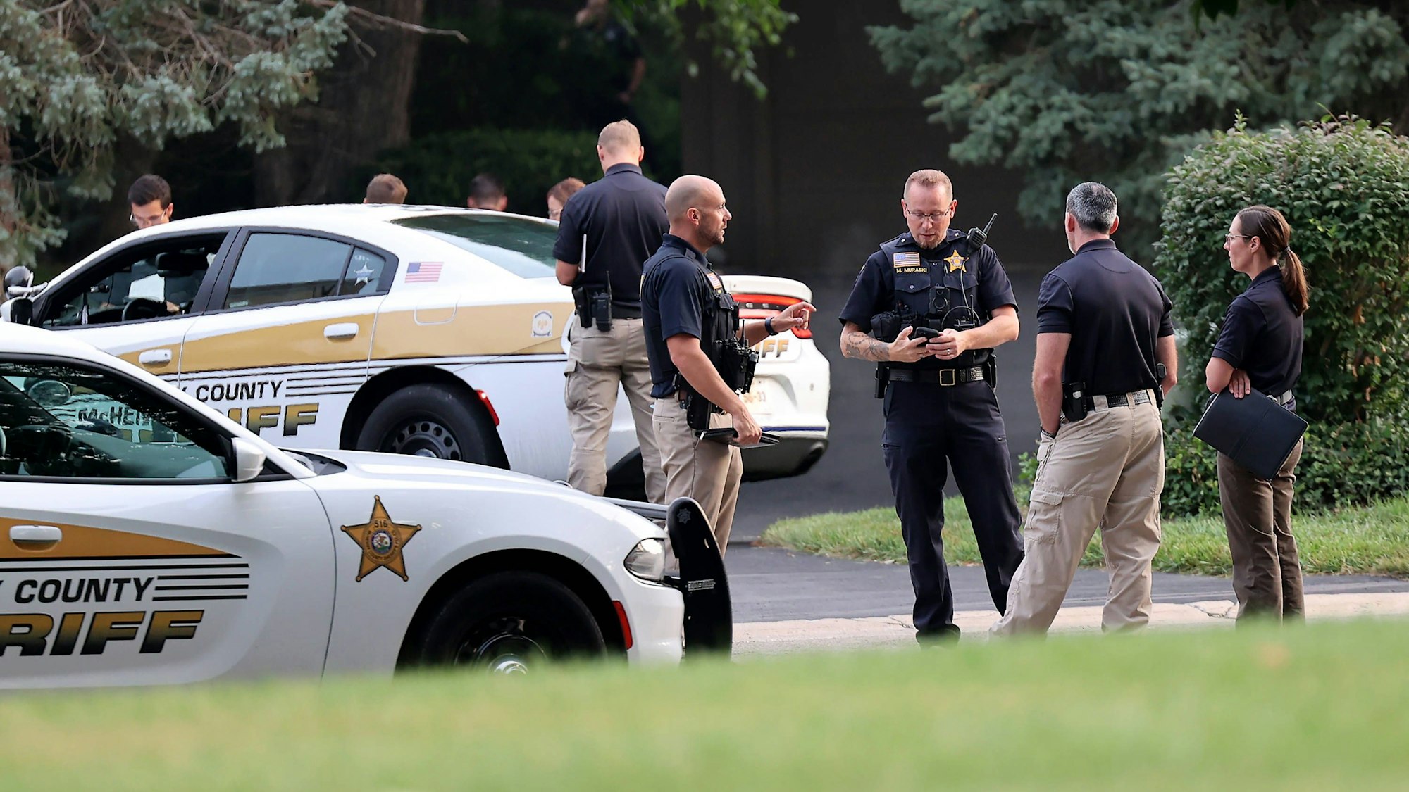 Polizeibeamte stehen vor einem Tatort im US-Bundesstaat Illinois. In Will County wurde ein Sechsjähriger aus mutmaßlich islamfeindlichen Motiven getötet. (Archivbild)