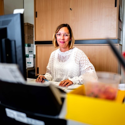 Das Bild zeigt Chantal Bednarz an ihrem Schreibtisch in der Kreisverwaltung.