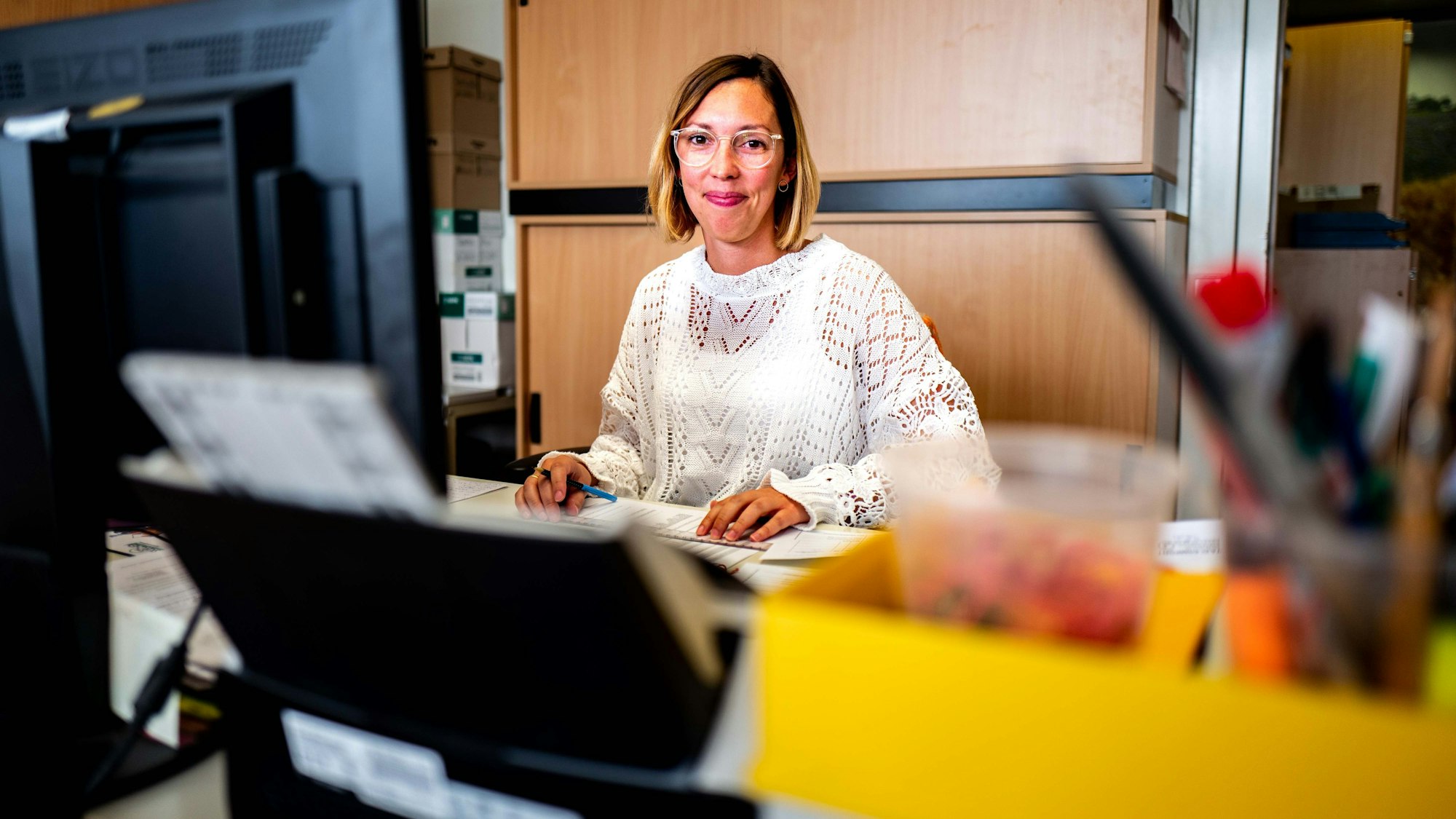 Das Bild zeigt Chantal Bednarz an ihrem Schreibtisch in der Kreisverwaltung.