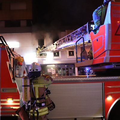 Über die Drehleiter öffneten Feuerwehrleute die Fenster im brennenden Fitnessraum.