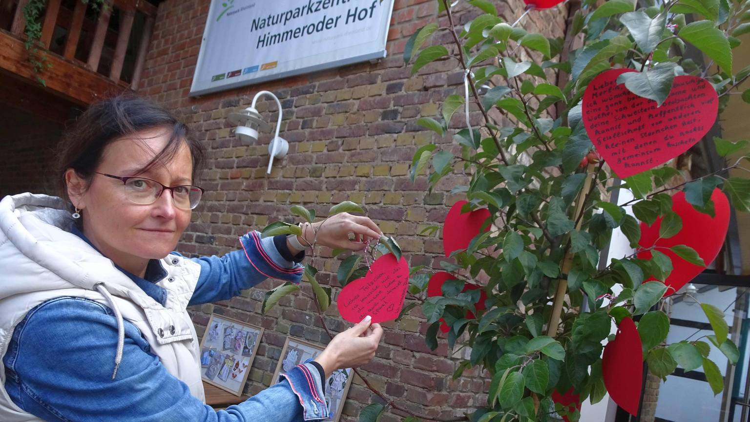 Vereinsvorsitzende Dana Waschinsky-Wolff hängt ihre Wünsche für Sternenkinder an einen Baum