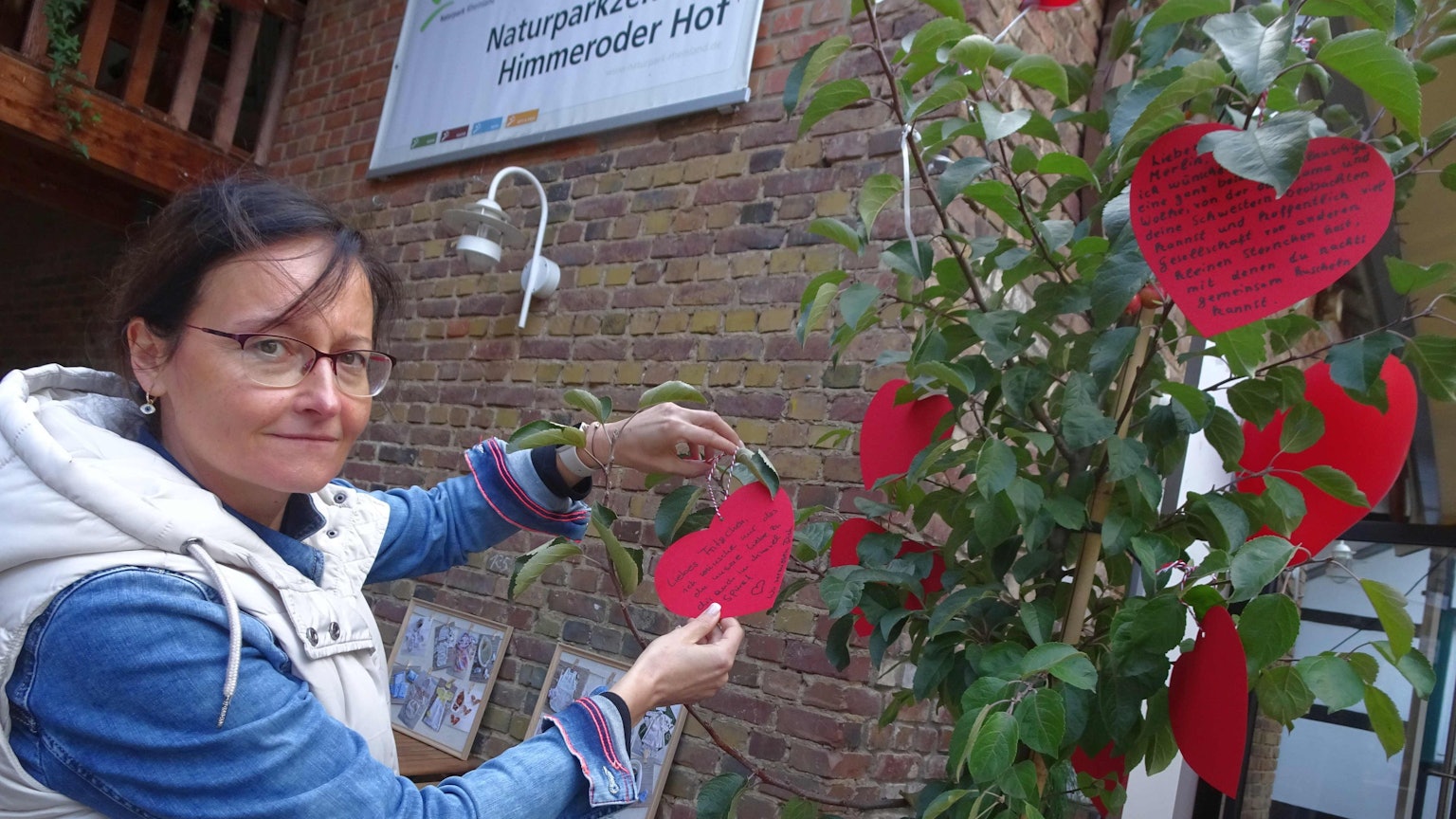 Vereinsvorsitzende Dana Waschinsky-Wolff hängt ihre Wünsche für Sternenkinder an einen Baum