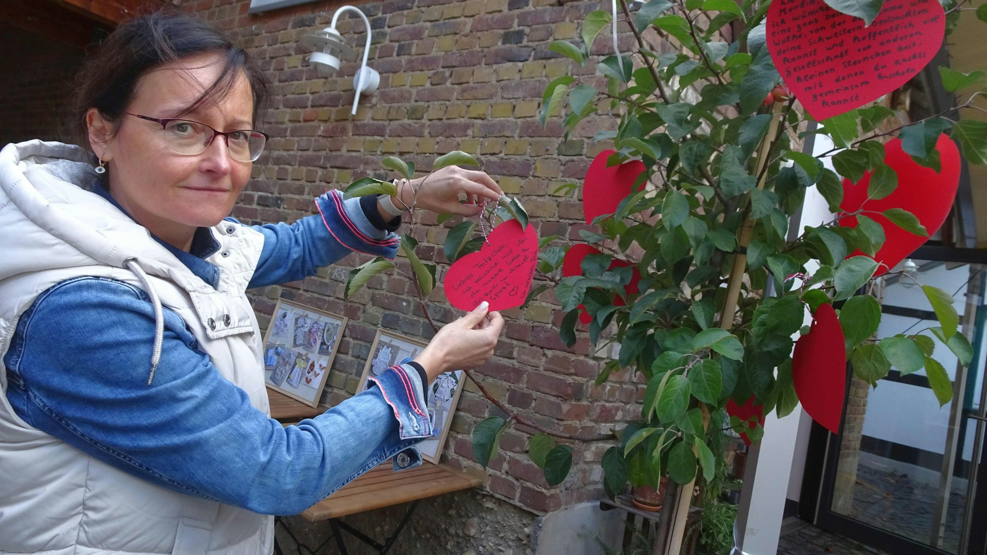 Vereinsvorsitzende Dana Waschinsky-Wolff hängt ihre Wünsche für Sternenkinder an einen Baum