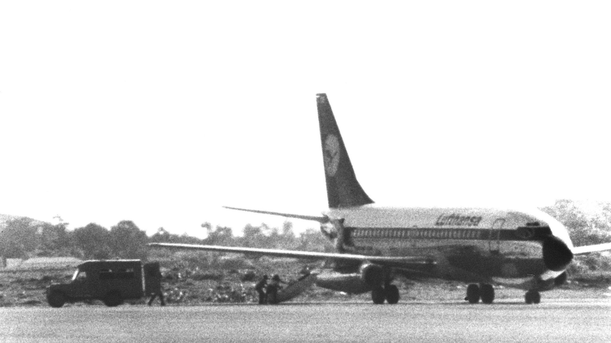 Somalia, Mogadischu: Das am 13. Oktober 1977 entführte Flugzeug „Landshut“ steht nach der Landung auf dem Rollfeld.