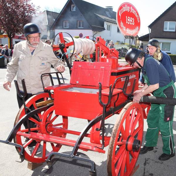 Bei einem der Feuerwehrfeste in Dürscheid gab es auch eine historische Feuerspritze zu sehen.