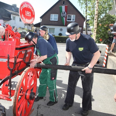 Bei einem der Feuerwehrfeste in Dürscheid gab es auch eine historische Feuerspritze zu sehen.