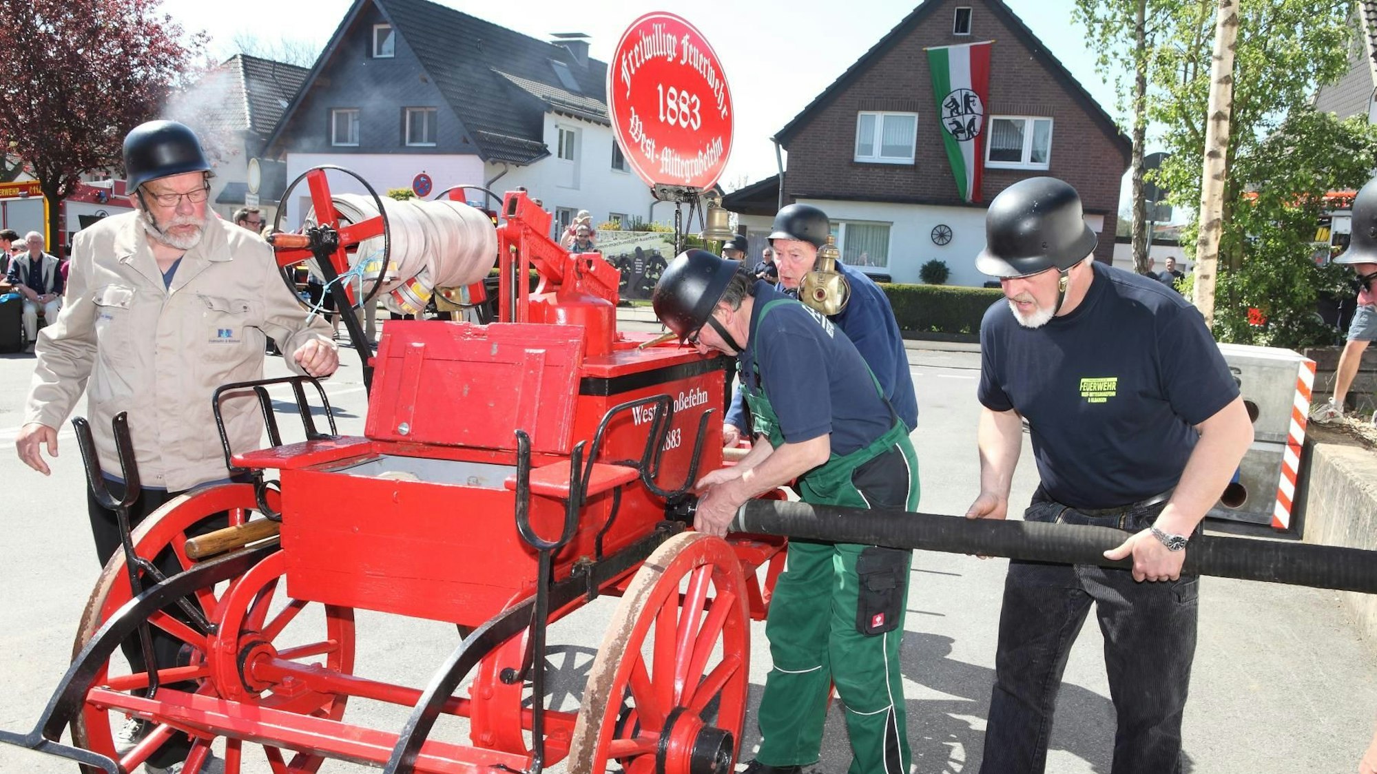 Bei einem der Feuerwehrfeste in Dürscheid gab es auch eine historische Feuerspritze zu sehen.