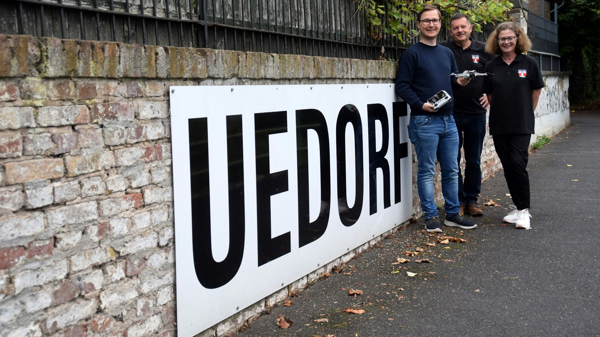 Bernd Marx, Ortsvorsteher und Vorsitzender des Ortsausschusses (Mitte) und Sylvia Frommholz, stellvertretende Ortsausschussvorsitzende, stellten den Imagefilm von Uedorf vor, den Sebastian Kessler mit seiner Drohne gefilmt hat.