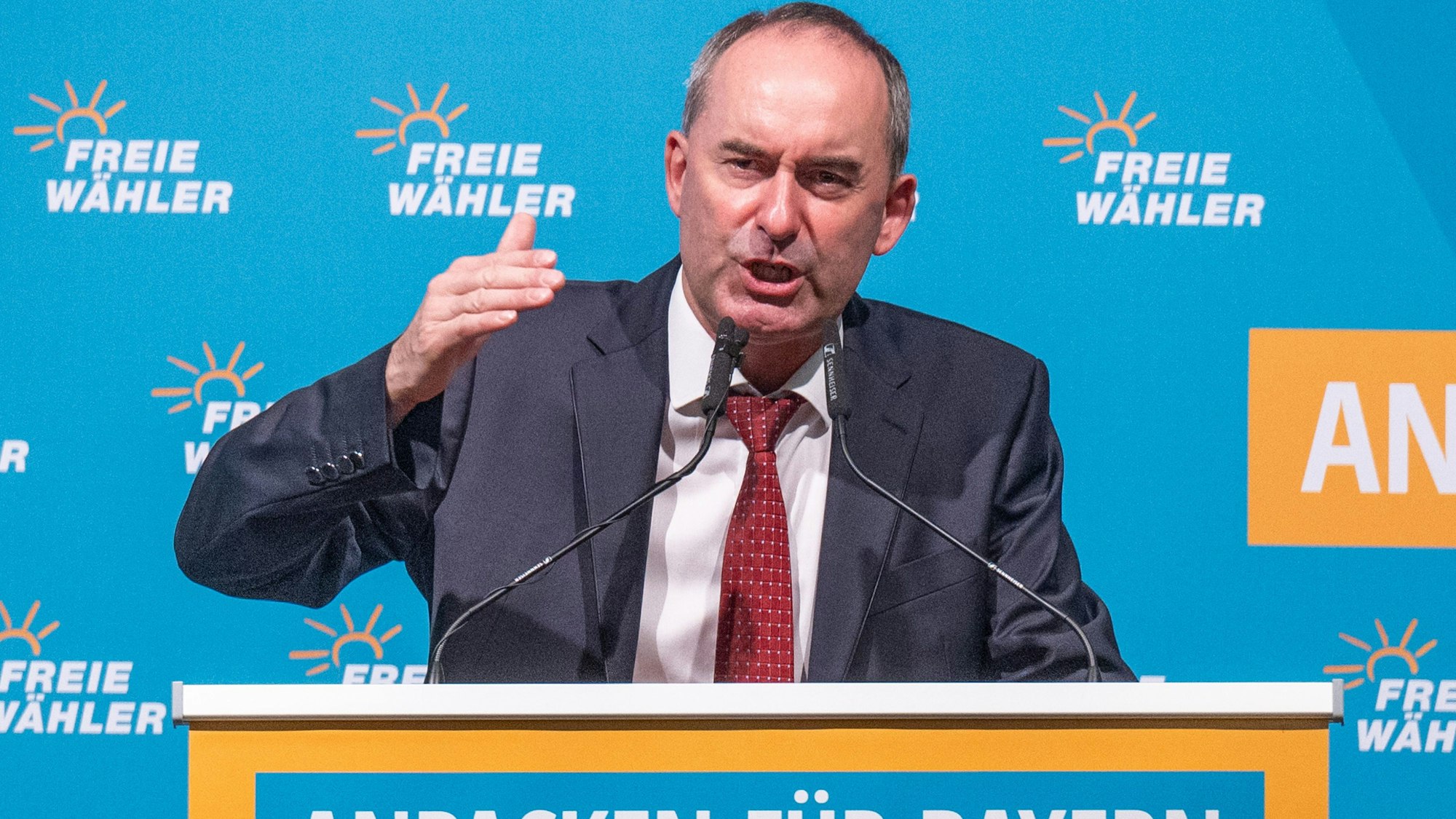 Hubert Aiwanger, Bundesvorsitzender der Freien Wähler, spricht beim Landesparteitag der Freien Wähler in Bayern.
