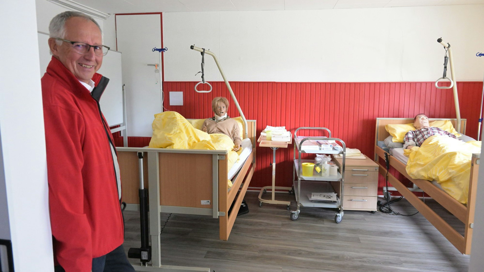DRK-Kreisvorsitzender Reinhold Feistl steht am Eingang eines Pflege-Unterrichtsraums des DRK im ehemaligen Schullandheim in Klefhaus.