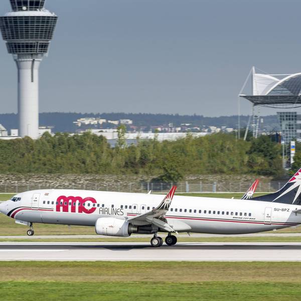 Eine Boeing 737-86N von AMC Airlines landet auf der südlichen Landebahn des Flughafens München (Symbolbild).