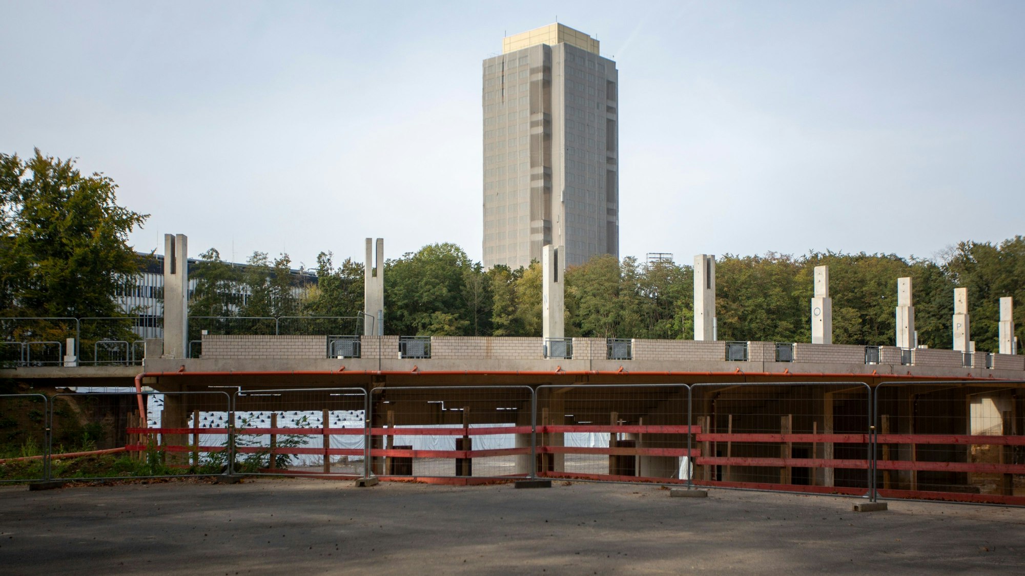Keine Bewegung, Stillstand auf der Baustelle: das alte Radstadion in Müngersdorf.